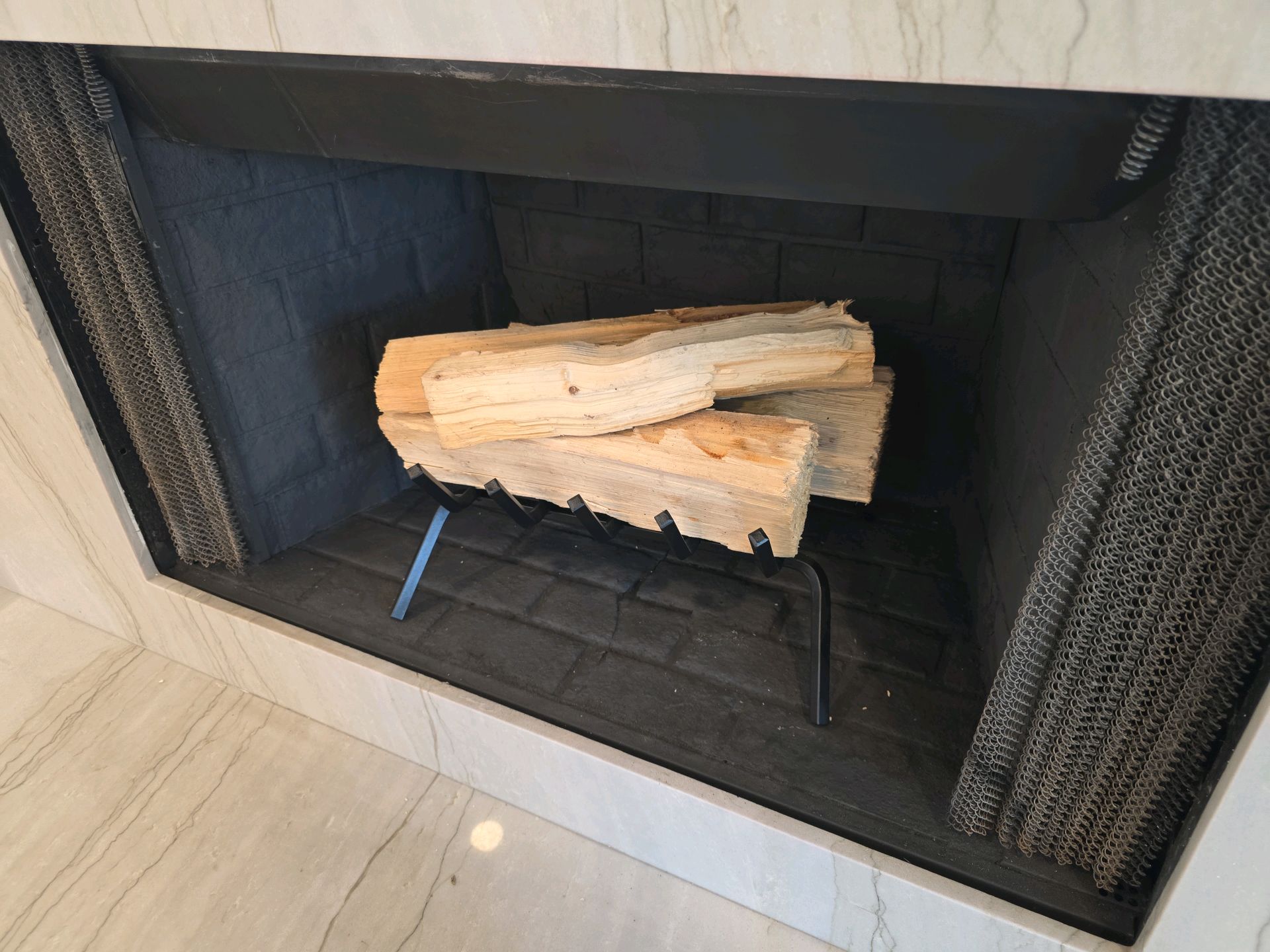Gas-rated firebox with wood logs on a grate